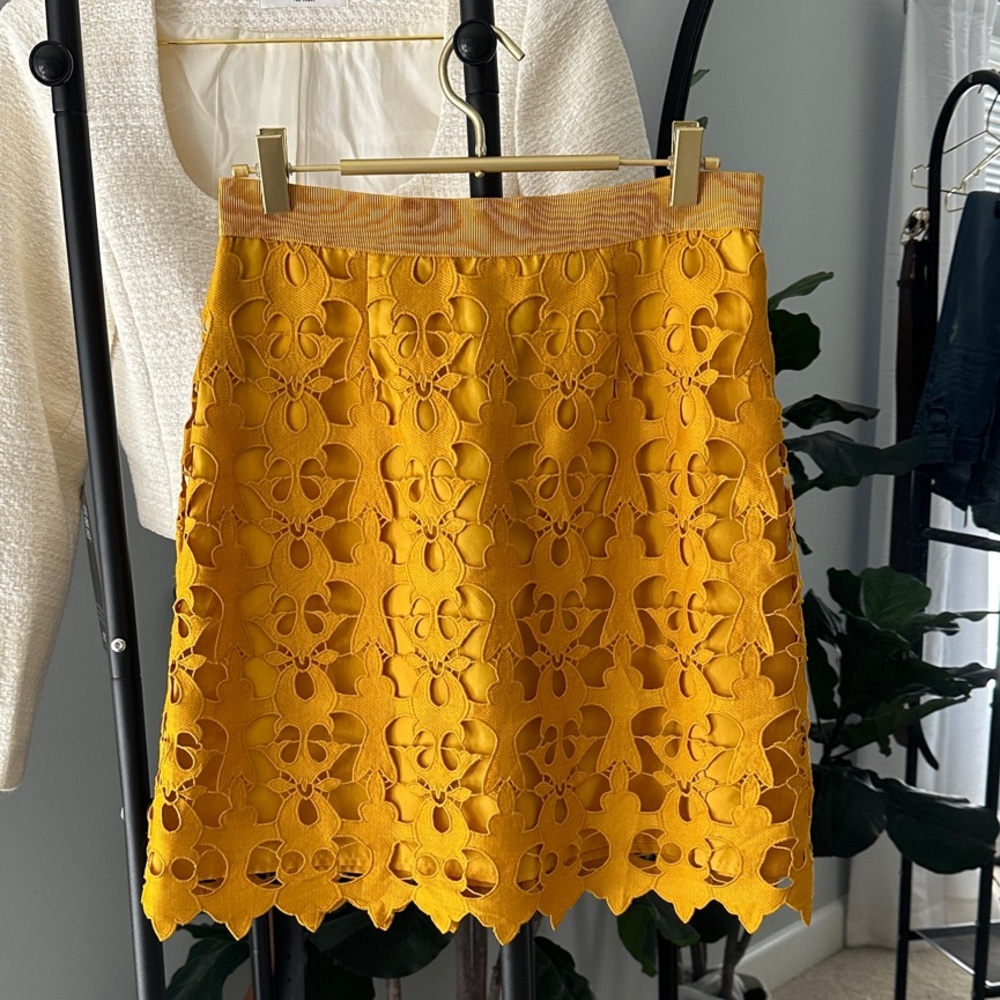 LOFT Yellow Eyelet Lace Skirt – Size 2 | Floral Embroidered, Lined, Summer Mini